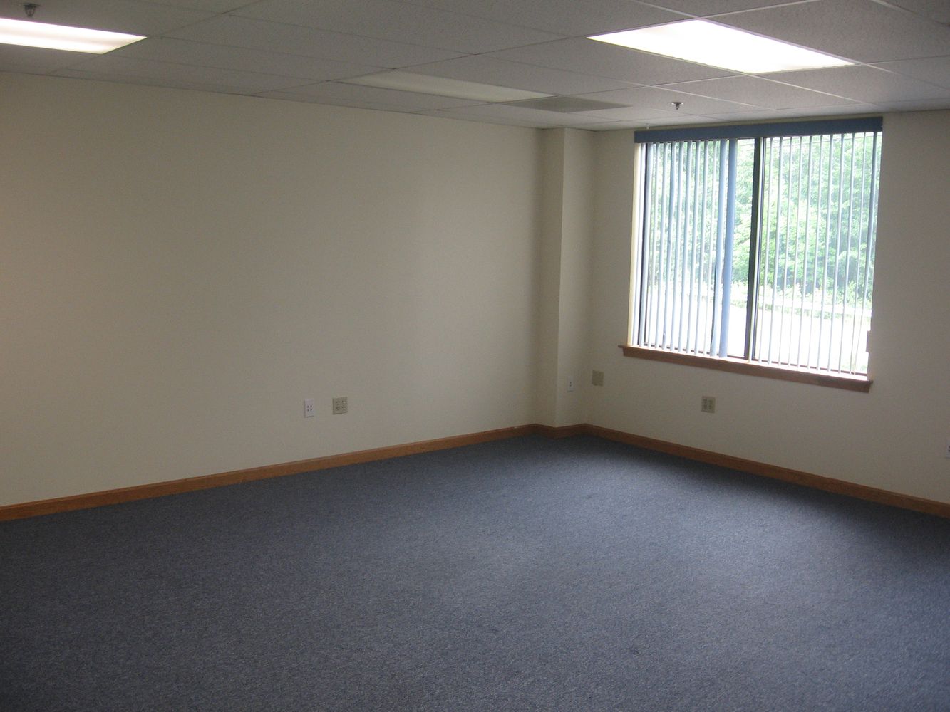 Hilltop Business Center: 136 Harvey Rd, Londonderry, NH 03053